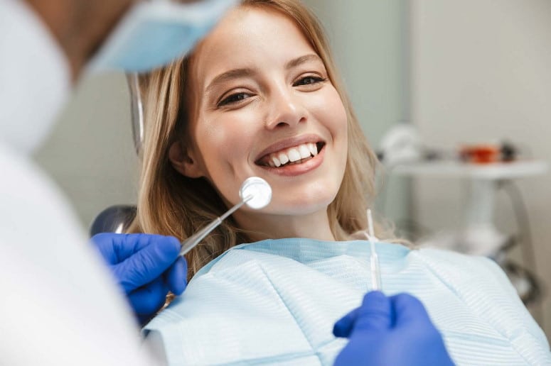 Patientin bei Zahnarztbehandlung - NGZ Zahnarzt Bochum